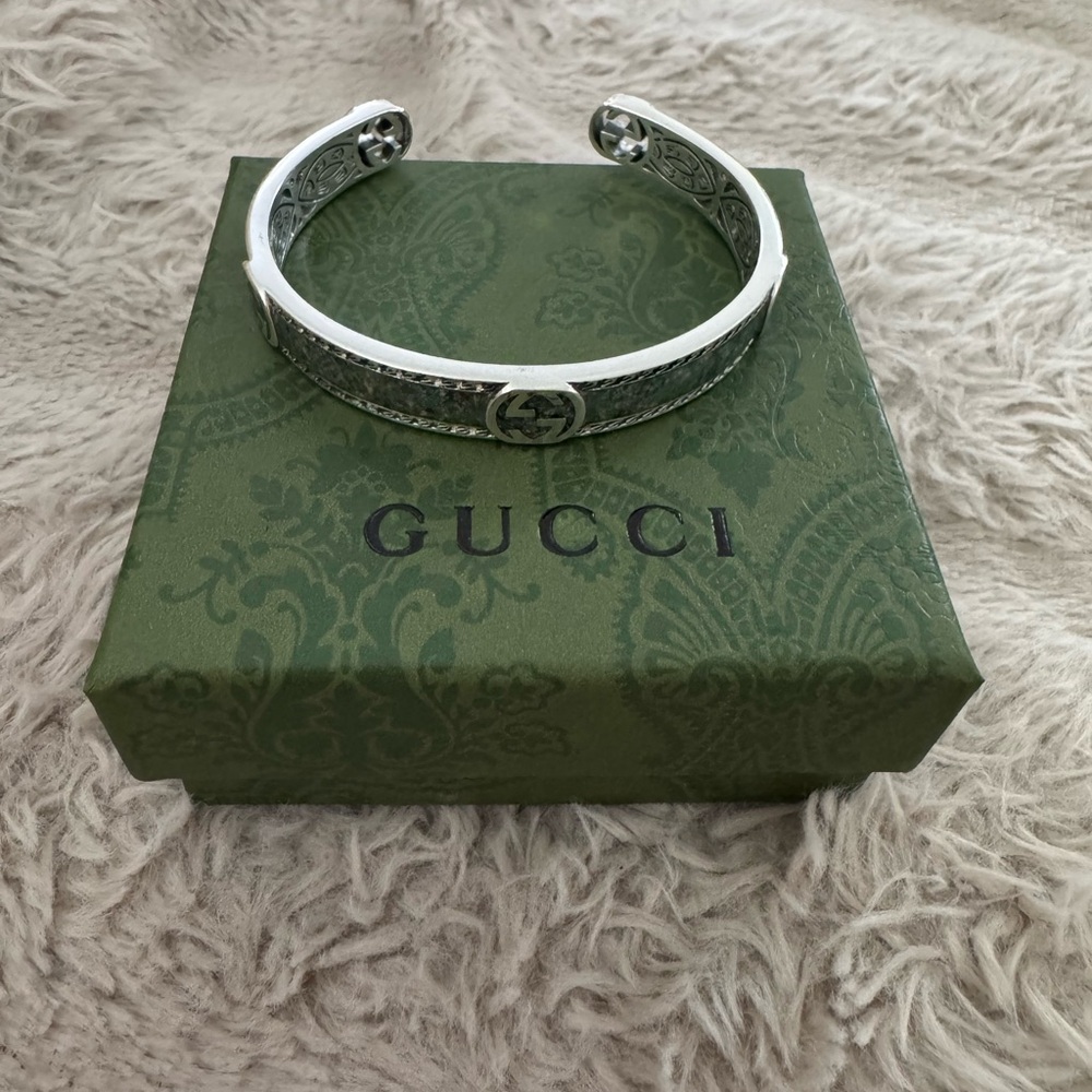 Gucci‎ Silver Cuff with Iconic Emblem Bracelet - Picture 2 of 8